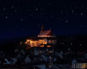 een gebouw op de top van een heuvel 's nachts bij Kloster Frauenberg in Fulda