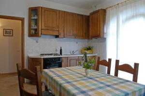 Dapur atau dapur kecil di AGRITURISMO IL PINO - APPARTAMENTO QUERCE