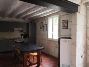 una cucina con tavolo, sedie e finestra di Cottage l'Orée du Cher a Chissay-en-Touraine