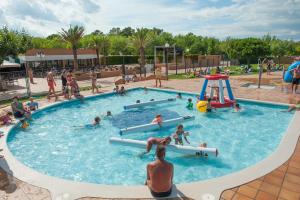 Bazén v ubytování Camping & Bungalows Platja Brava nebo v jeho okolí