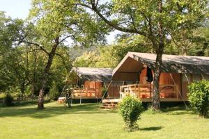 Gallery image of Camping Les 3 Cantons - Glamping tente - Tentensuite in Lavaurette