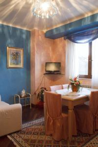 a dining room with a table and a tv at Residence Criro in Marina Palmense