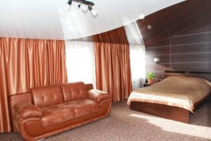 sala de estar con sofá y cama en Hotel Boyard, en Ussuriisk