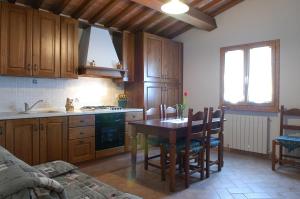 Kuchyňa alebo kuchynka v ubytovaní AGRITURISMO IL PINO - APPARTAMENTO GINEPRO