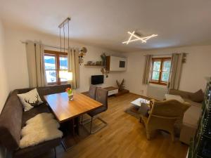 - un salon avec une table et un canapé dans l'établissement Sonnenhütte, à Sankt Martin am Tennengebirge