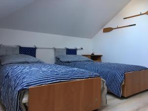 two beds sitting next to each other in a bedroom at Kopalnia Wspomnień in Kopalino