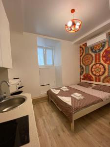 Habitación pequeña con cama en la cocina en Garden Love on Deribasovskaya en Odesa