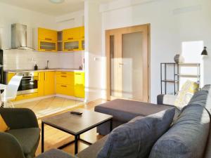 Kuchyň nebo kuchyňský kout v ubytování Yellow Apartment