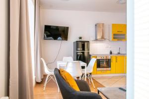 Kuchyň nebo kuchyňský kout v ubytování Yellow Apartment