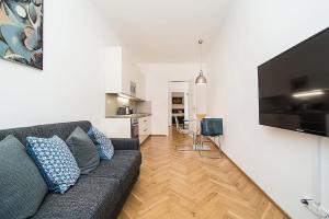 TV a/nebo společenská místnost v ubytování Newly renovated 1-bed apartment at Charles Bridge