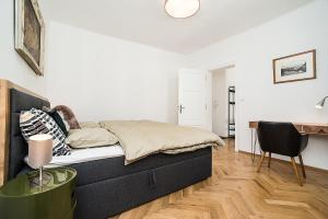 Svetainės erdvė apgyvendinimo įstaigoje Newly renovated 1-bed apartment at Charles Bridge