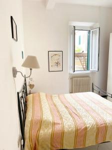 Schlafzimmer mit einem Bett und einem Fenster in der Unterkunft Casa Ada in Marina di Cecina