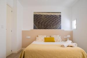 Lova arba lovos apgyvendinimo įstaigoje FLORIT FLATS - Cabanyal 3 Bedroom WIFI AC Terrace Beach Penthouse