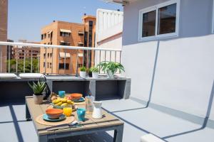 Galeriebild der Unterkunft FLORIT FLATS - Cabanyal 3 Bedroom WIFI AC Terrace Beach Penthouse in Valencia