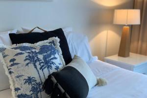 Oceanscape ~ OCEAN VIEWS Uninterrupted客房内的一张或多张床位