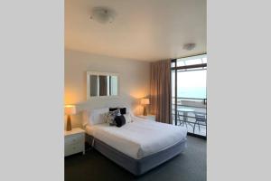 Oceanscape ~ OCEAN VIEWS Uninterrupted客房内的一张或多张床位