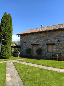 a stone house with a pathway in front of it at Casas Cleto - Laspuña in Laspuña