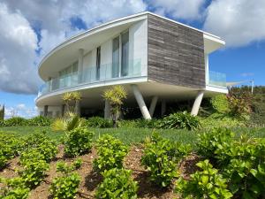 a house on a hill with plants in front of it at CDR moderne luxe en spectaculair uitzicht in Vila Cova de Alva