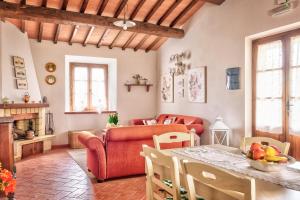 een woonkamer met een bank en een tafel bij Villa Il Cipresso in Sinalunga