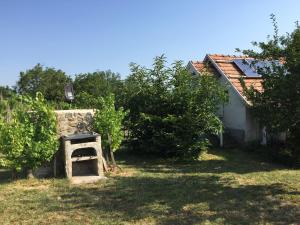 Vonkajšia záhrada v ubytovaní Csobánc Szerelem-Nemzeti Park-Önalló Ház - klimatizált