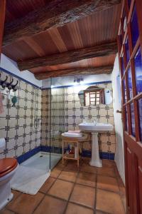 La salle de bains est pourvue d'un lavabo et de toilettes. dans l'établissement Casita Pedro González, à Erese