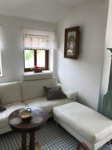 Posedenie v ubytovaní cottage with private swimming pool