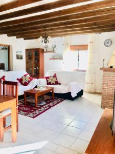 een woonkamer met een bank en een tafel bij Casa África in Canillas de Albaida