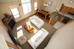 vistas panorámicas a una sala de estar con muebles blancos en Niseko Alpine Apartments, en Niseko