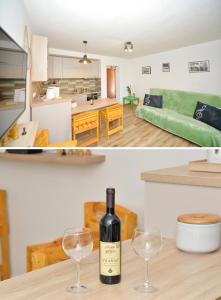 een fles wijn zittend op een tafel met twee wijnglazen bij BeBop Apartman in Kotor +53 foto's