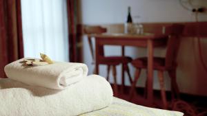 una pila de toallas sentadas encima de una cama en Pension Traube, en Uderns