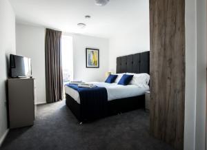 Ένα ή περισσότερα κρεβάτια σε δωμάτιο στο Millharbour Apartments By Charles Hope