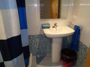 Een badkamer bij Edificio Porto Azul