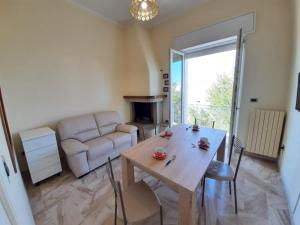 uma sala de estar com uma mesa e um sofá em Confortevole e luminoso appartamento zona Gallipoli em Galatone