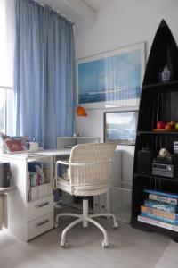 einen weißen Schreibtisch mit Stuhl in einem Zimmer in der Unterkunft Ostsee-Apartment "Weite Welt" in Kiel