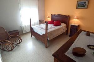A bed or beds in a room at Ca la Mercè - Agradable casa en Amer Még 20 kép