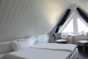 Una cama o camas en una habitación de Hotel-Pension Am Fuchsberg
