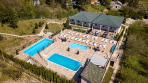 Sunčani Breg Apartments Vrdnik内部或周边的泳池