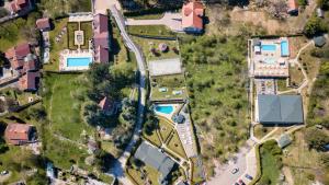 Sunčani Breg Apartments Vrdnik内部或周边的泳池