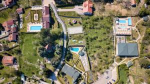 Sunčani Breg Apartments Vrdnik内部或周边的泳池