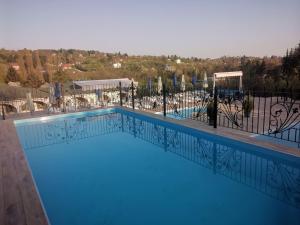 Sunčani Breg Apartments Vrdnik内部或周边的泳池