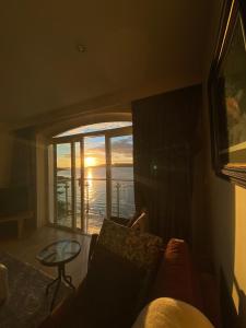 sala de estar con sofá y vistas al océano en Curlew Apartment en Valentia Island