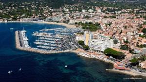 an aerial view of a harbor with boats in the water at Appartements MISTRETTA 33 Bouddha Zen 34 Arts Appart 44 NY City in Sainte-Maxime