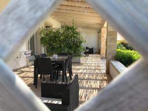 stół i krzesła na patio ze stołem i krzesłami w obiekcie Green space w mieście Giurdignano