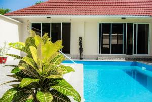 Swimming pool sa o malapit sa Kololi Beach Resort