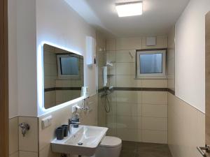 Ένα μπάνιο στο Niwas Apartments +32 φωτογραφίες
