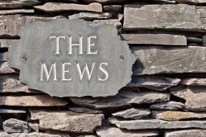 una pared de piedra con las noticias escritas en ella en The Mews Boutique Deluxe Apartments, Sleep 2-6 people , Central Location, Free Parking en Windermere