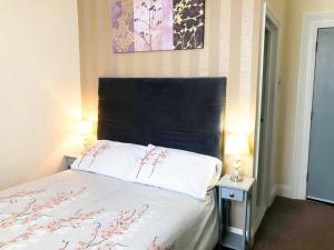 מיטה או מיטות בחדר ב-Esk Vale Guest House