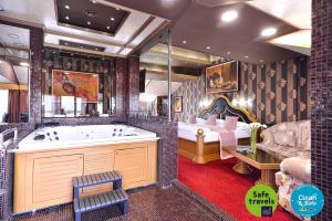 un ampio bagno con grande vasca e doccia di Prezident Hotel a Novi Sad