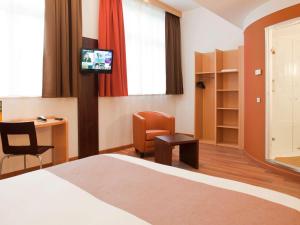 TV a/nebo společenská místnost v ubytování ibis Karlsruhe Hauptbahnhof