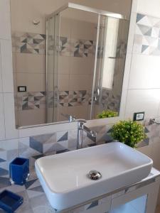 ein Bad mit einem Waschbecken und einer Dusche in der Unterkunft VILLETTA SANTA LUCIA in Marina di Campo